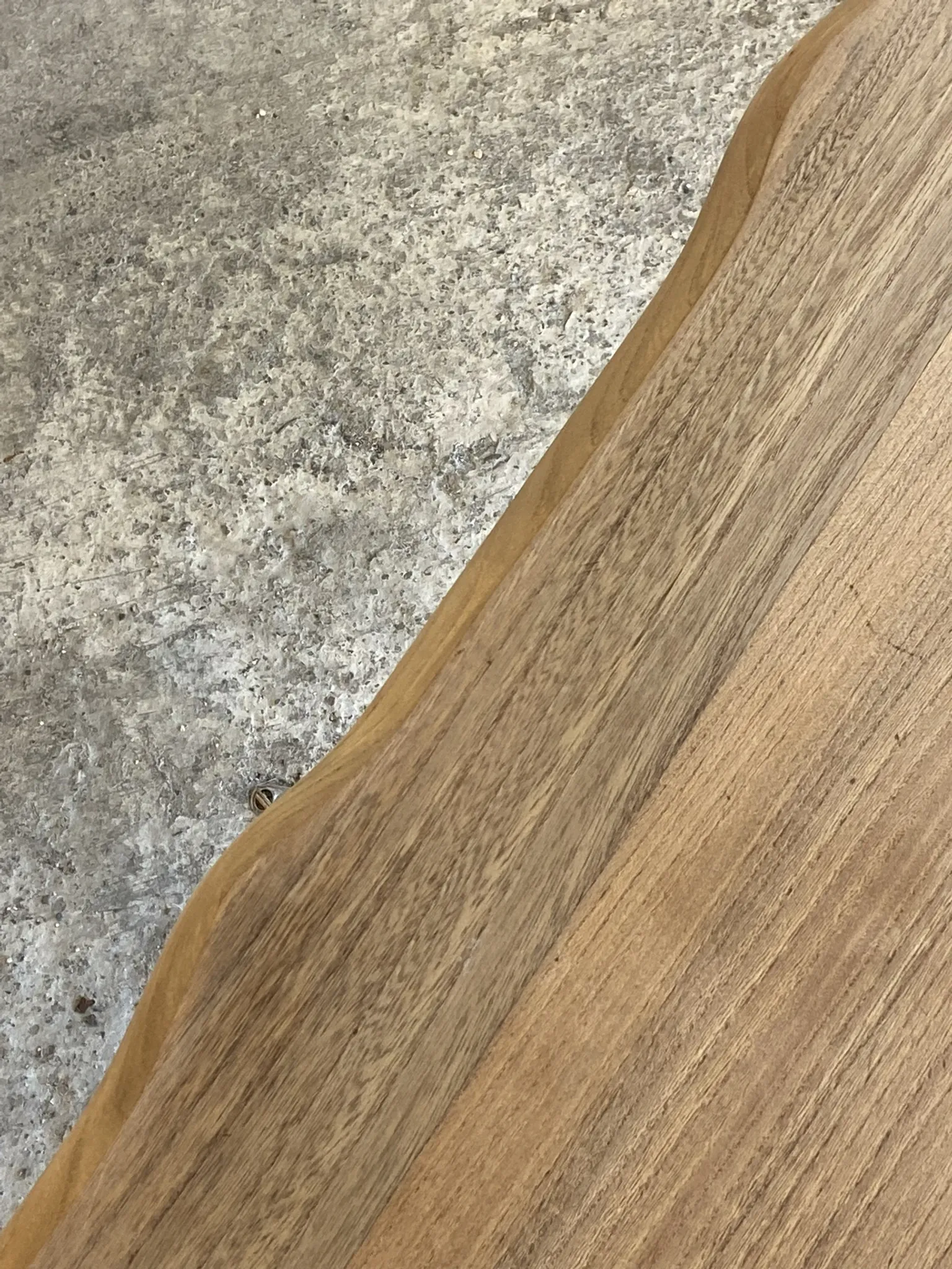 Banc en noyer design brutaliste années 50 