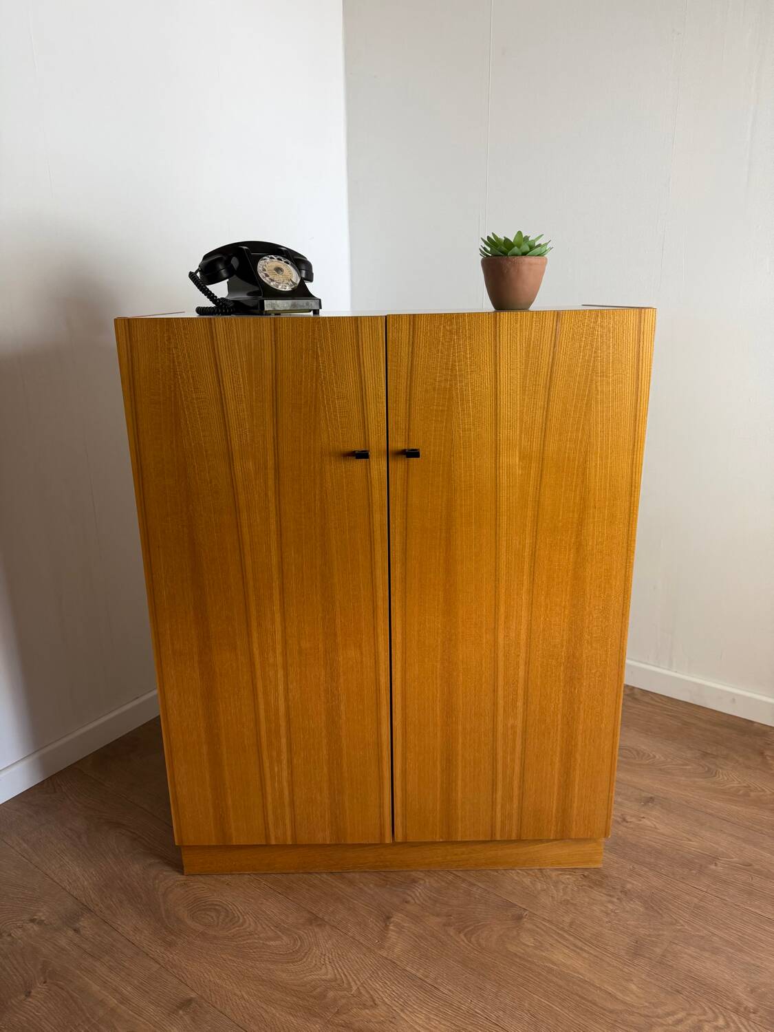 Armoire vintage