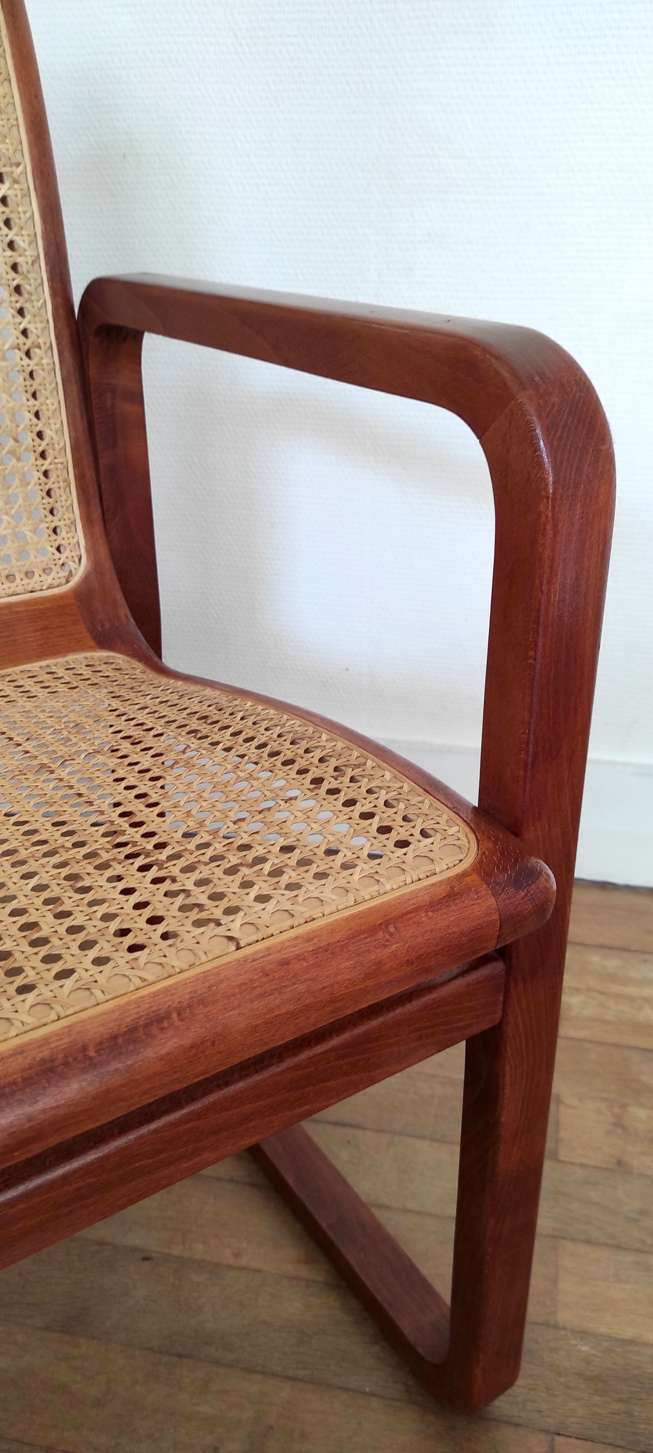 Fauteuil design traineau bois et cannage – années 80