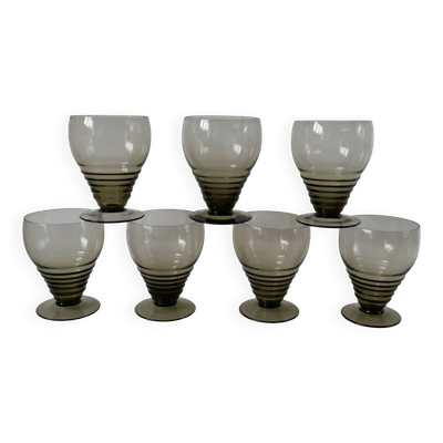 Ensemble de 7 grands verres à vin design art déco en verre fumé années 30-40