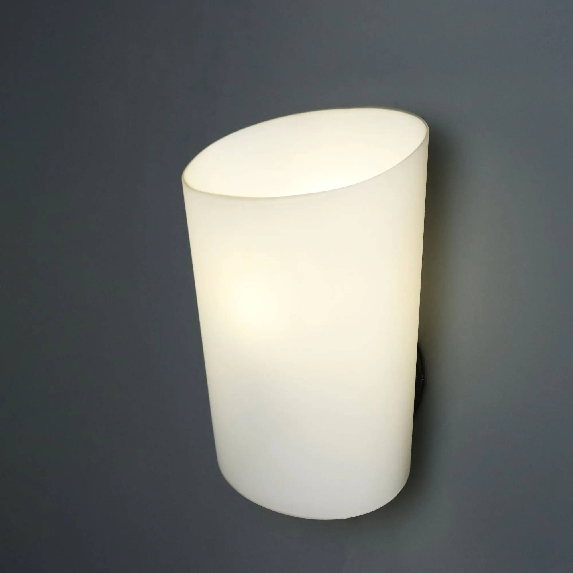 Vintage wall light in opaline glass, Italian design, 1980s.
