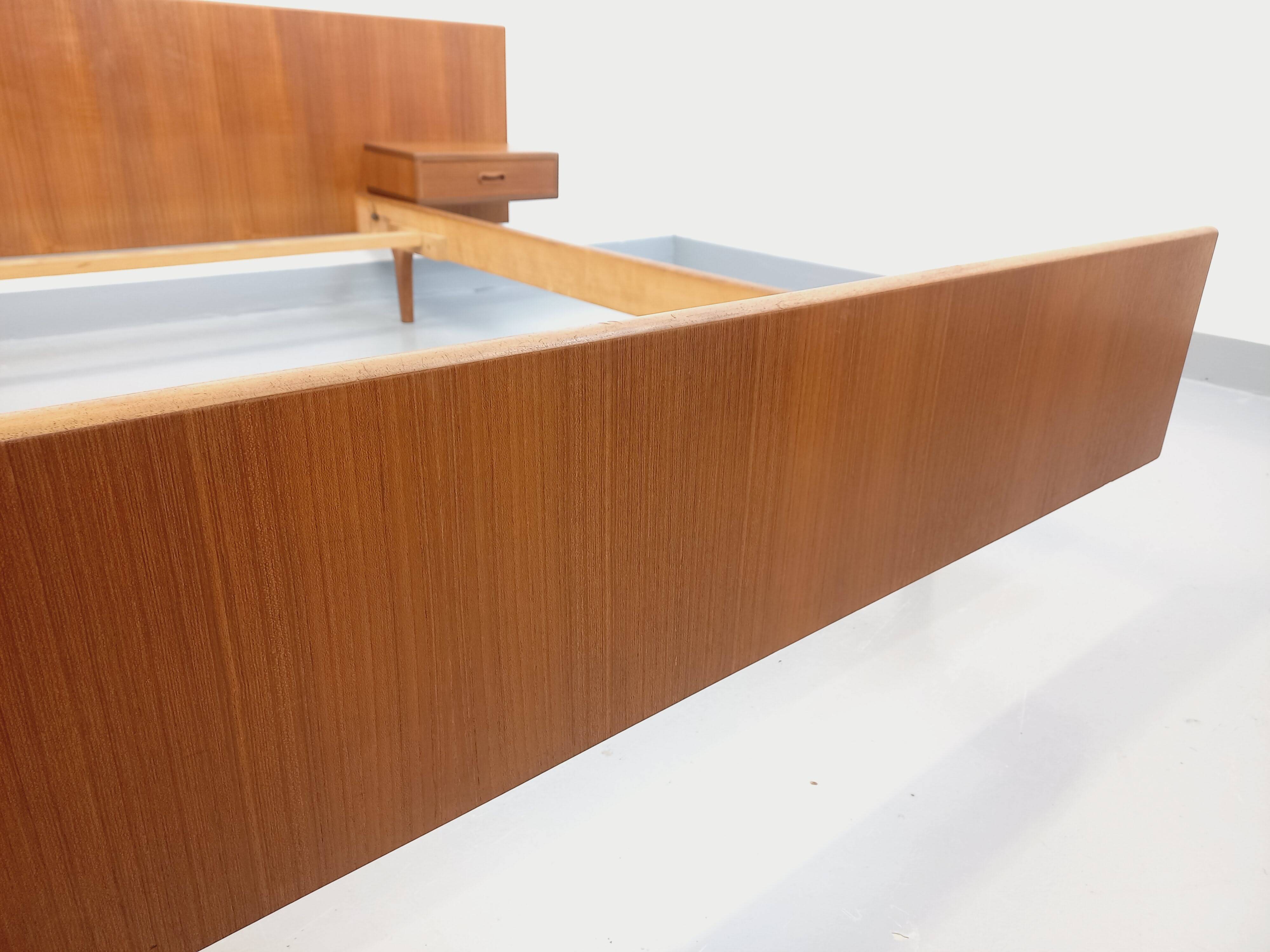 Lit double vintage scandinave en teck des années 60 avec chevets intégrés