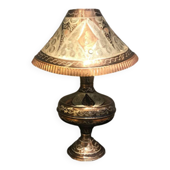 Lampe en métal antique sculptée à la main