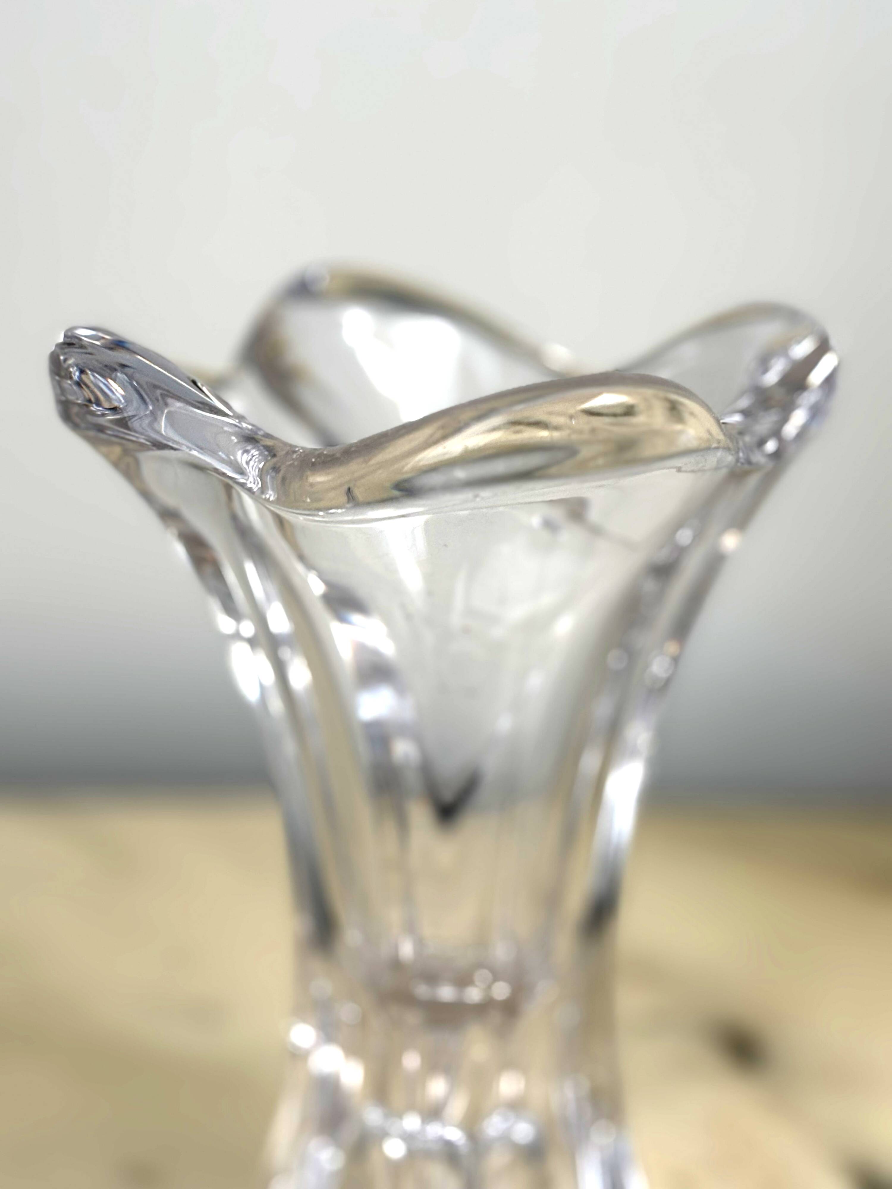 Petit vase corolle cristal de Bayel, design moderne épuré, déco de table ch