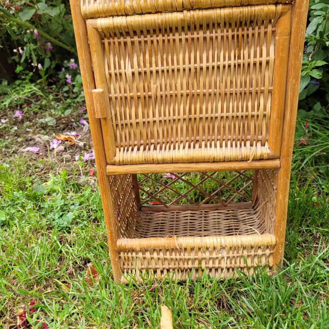 Étagère en osier vintage