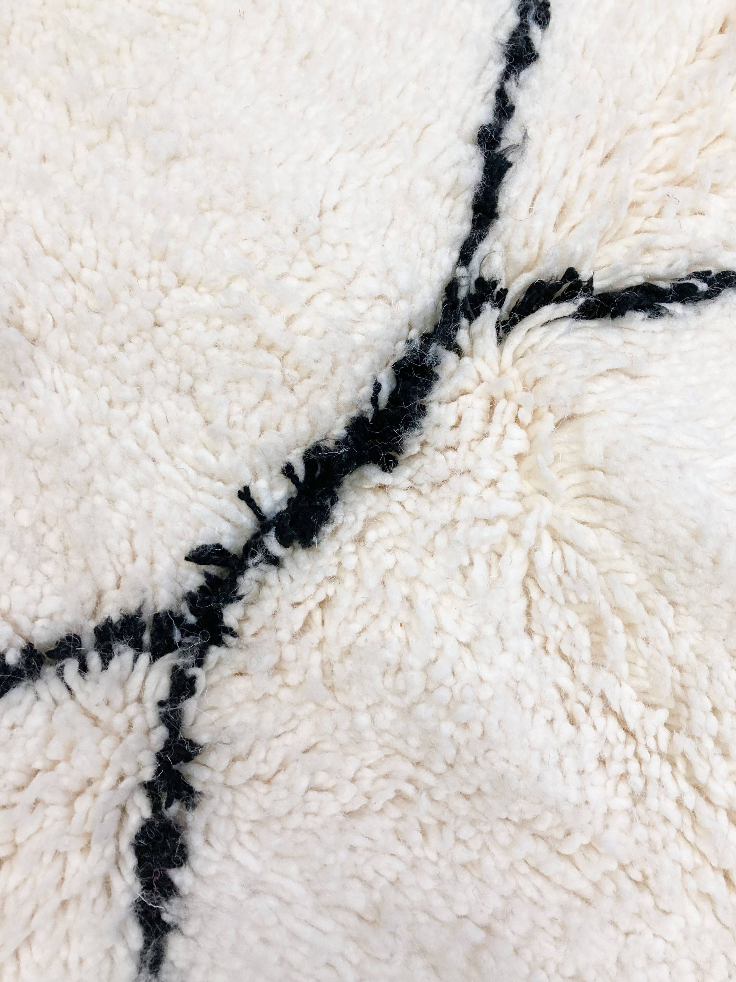 Moroccan Berber carpet Beni Ouarain with black patterns 2.60x1.60m