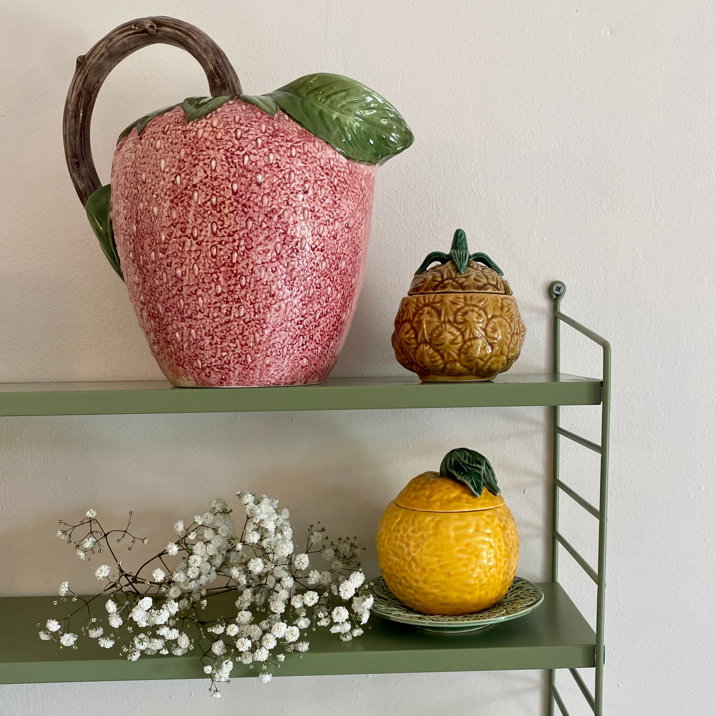 Lot de fruits en céramique, une carafe fraise et deux pots à confiture citron et ananas