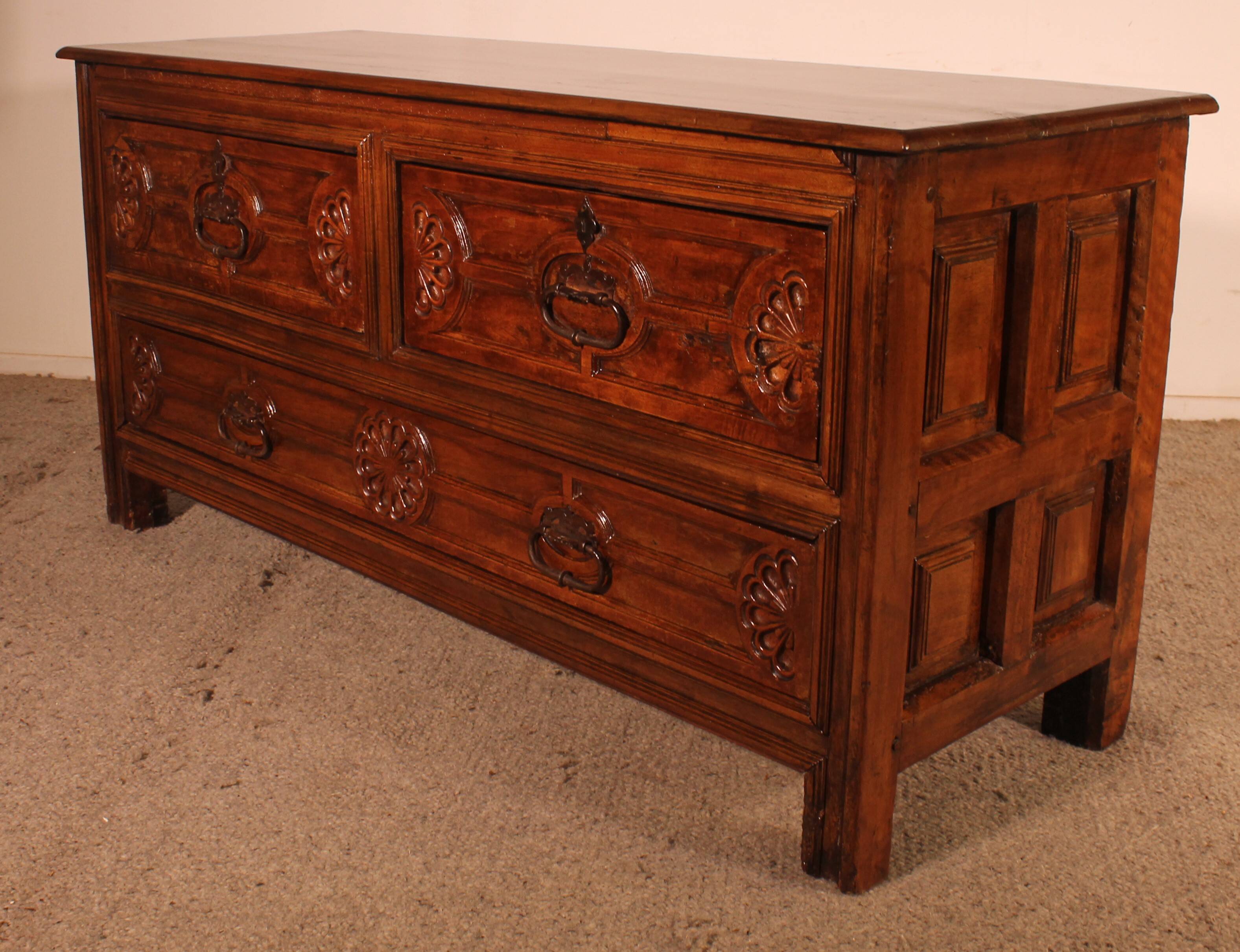 Meuble De Sacristie Renaissance Espagnol En Noyer Circa 1600