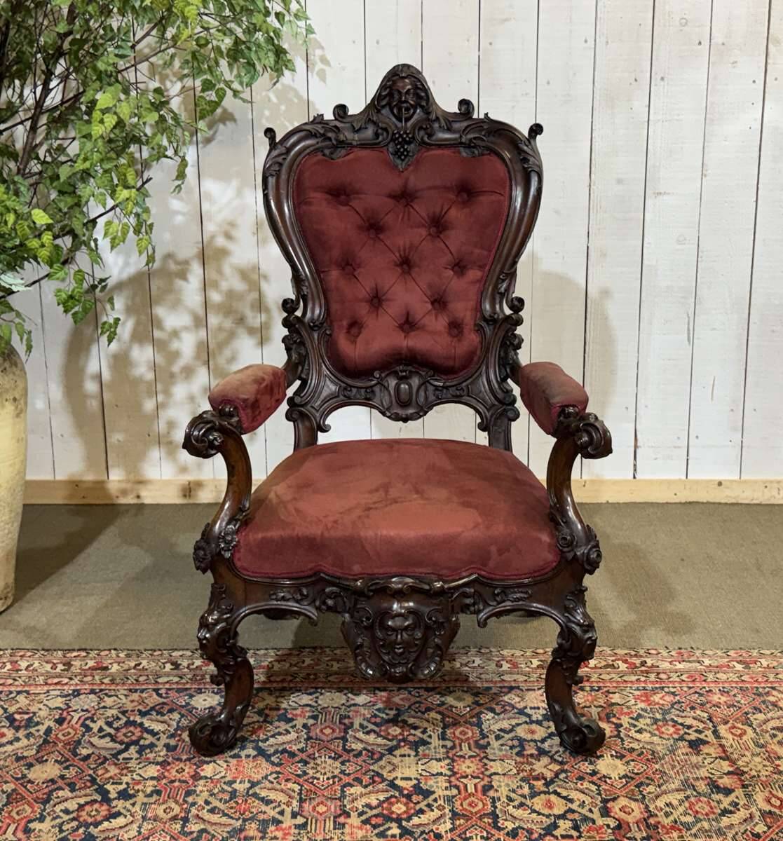 Fauteuil en acajou 19ème richement sculpté de style baroque