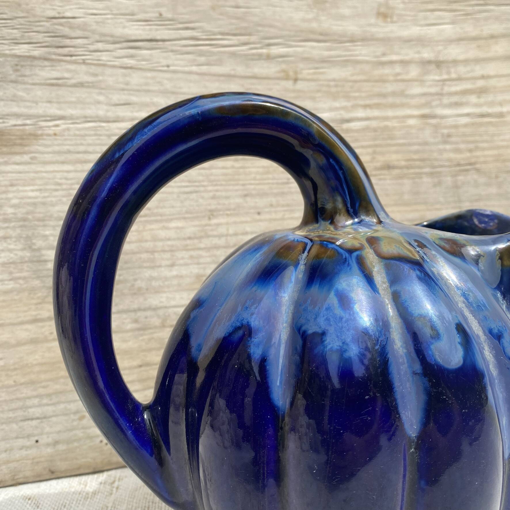 Pichet en barbotine citrouille bleue