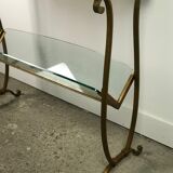 Porte revue bout de canapé doré en fer forgé dorés et plateau de verre 1950