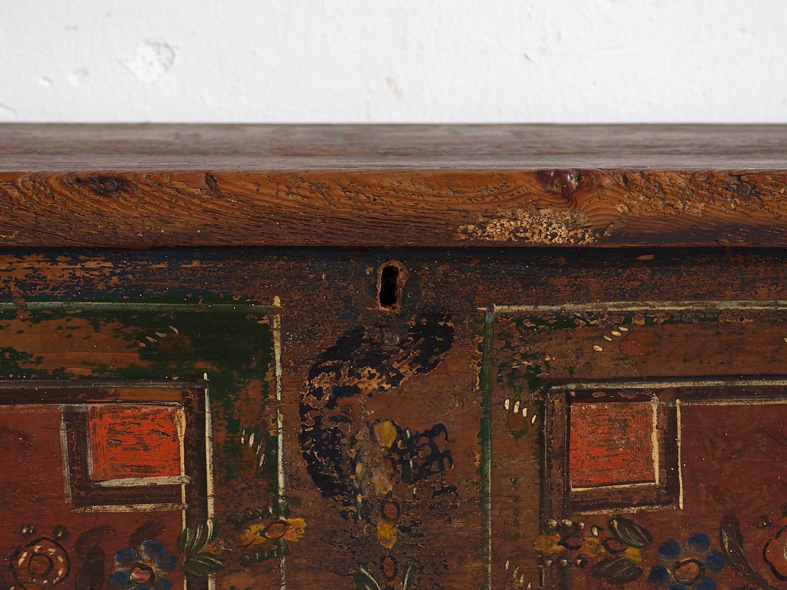 Malle ancienne à motifs floraux (c.1920)