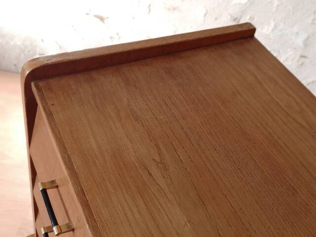 Vintage slanted commode with tapered legs from the 1960s in golden oak.