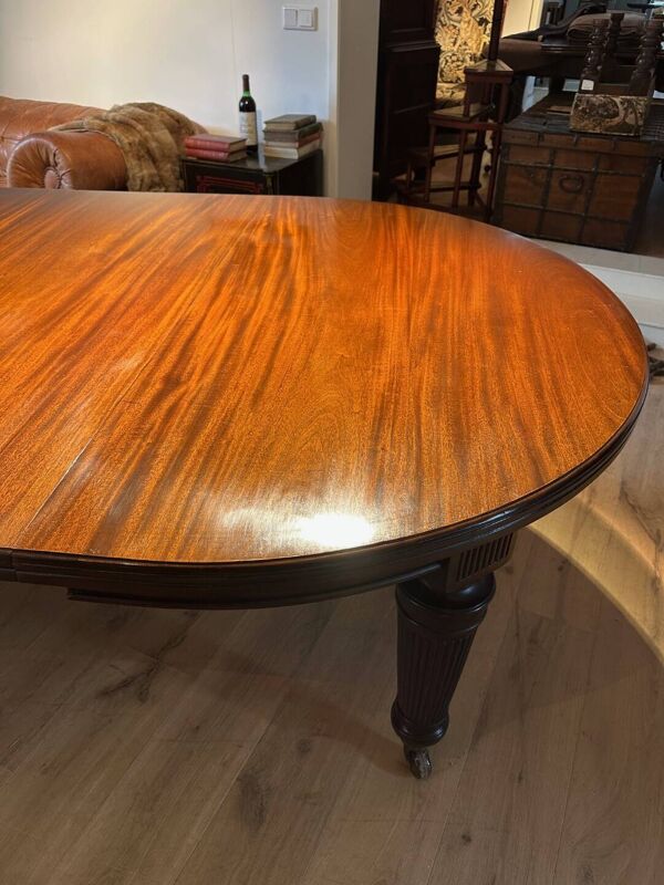 Très grande table à manger ancienne