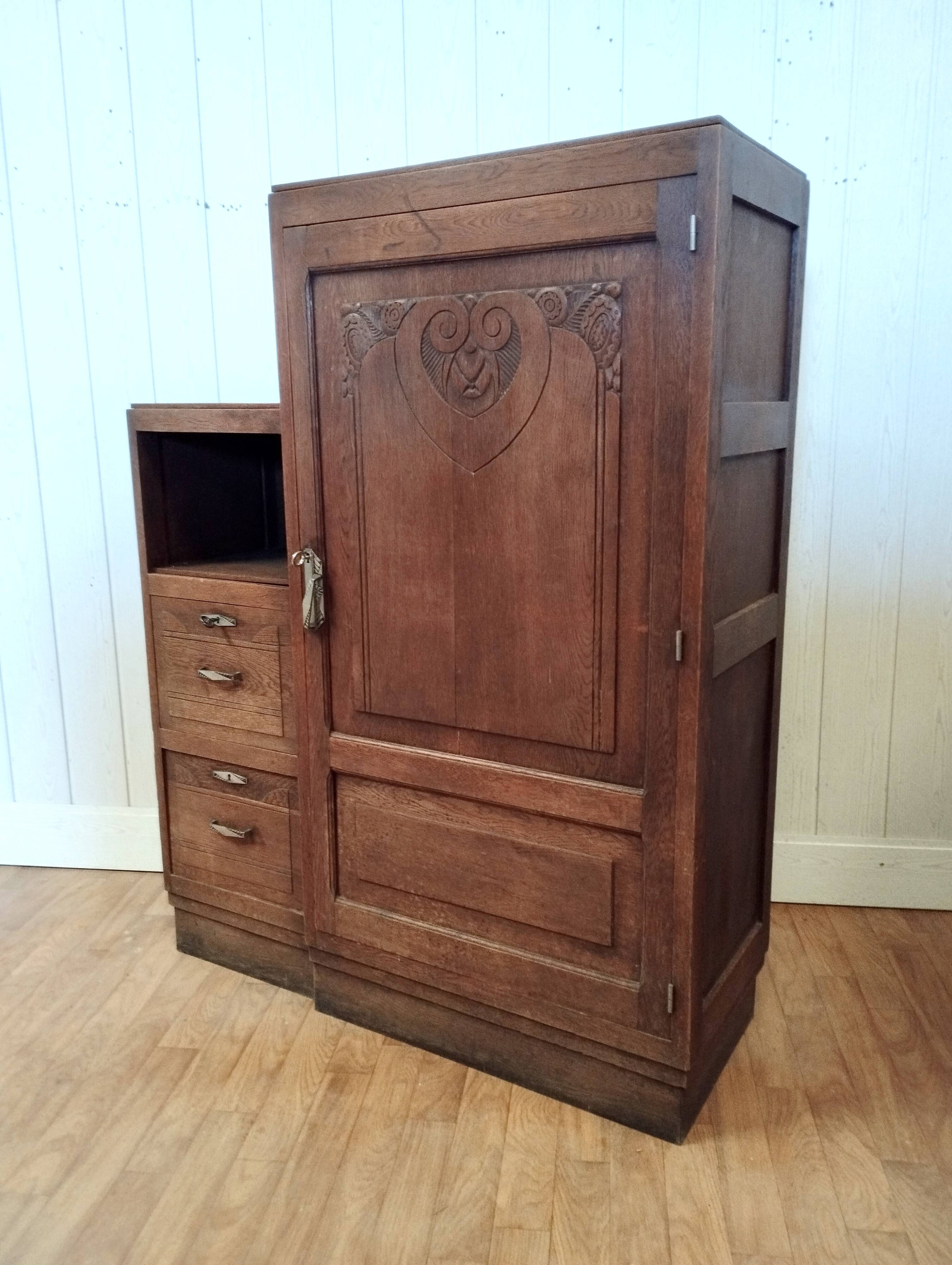 Asymmetrical vintage wardrobe 50s