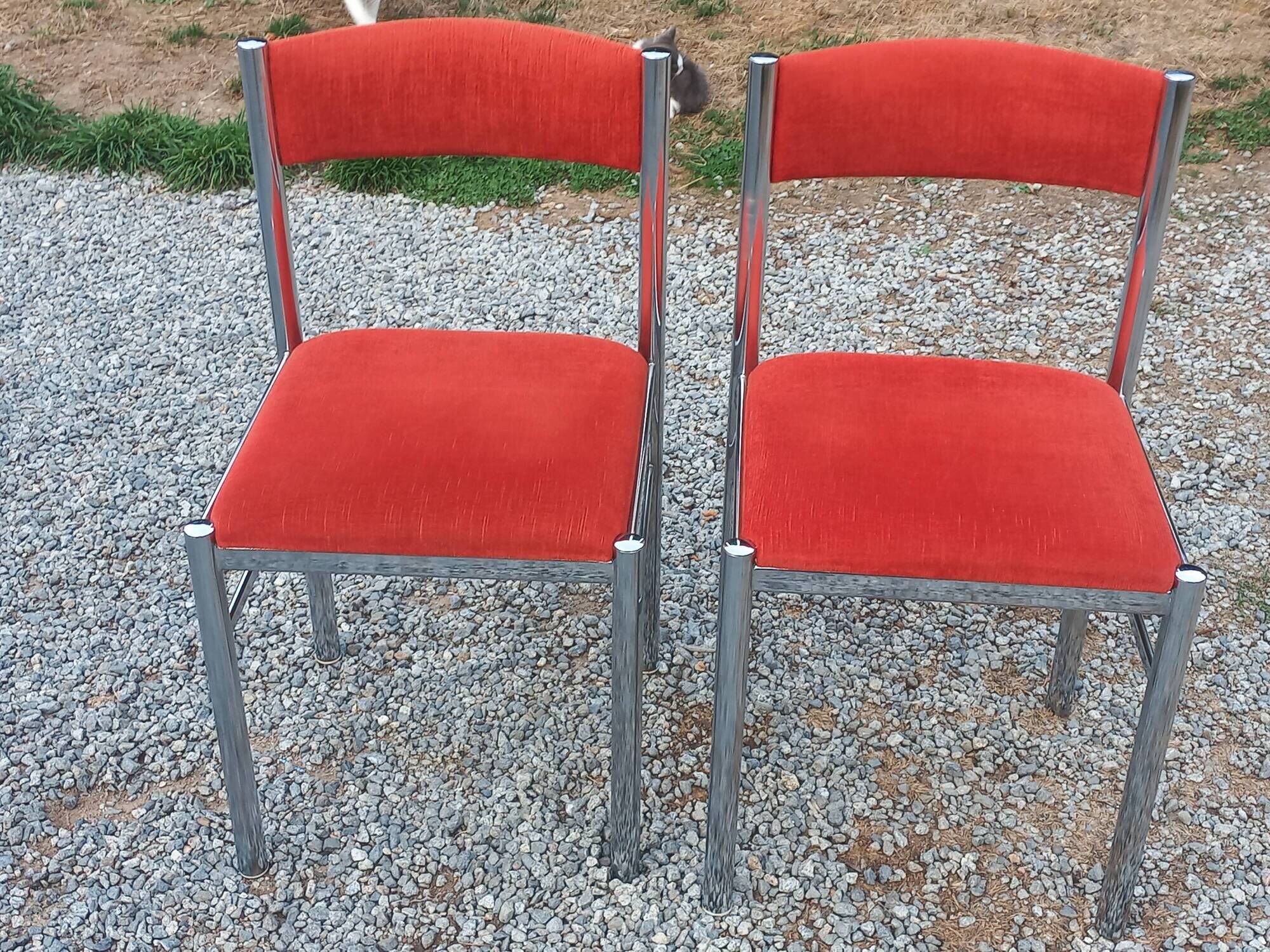 Pair of designer chairs in chrome metal and orange velvet from the 1970s.