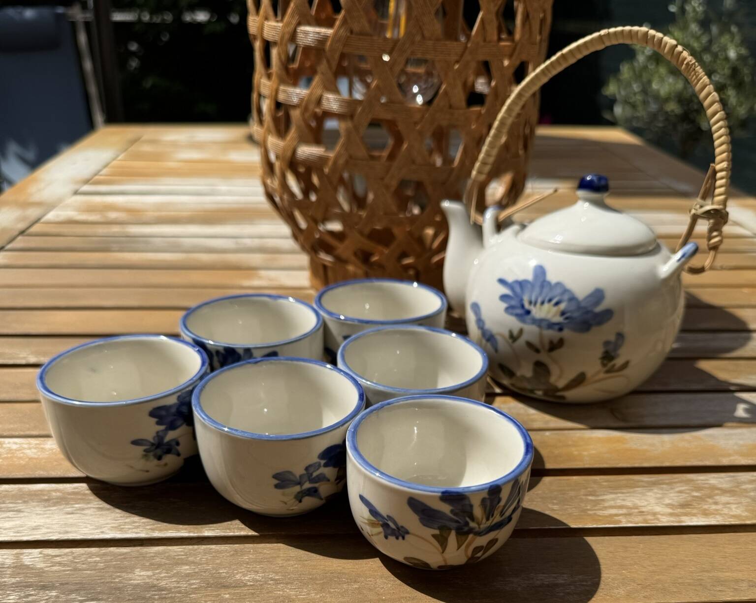 Vintage ceramic tea set for 6 bowls and a teapot.