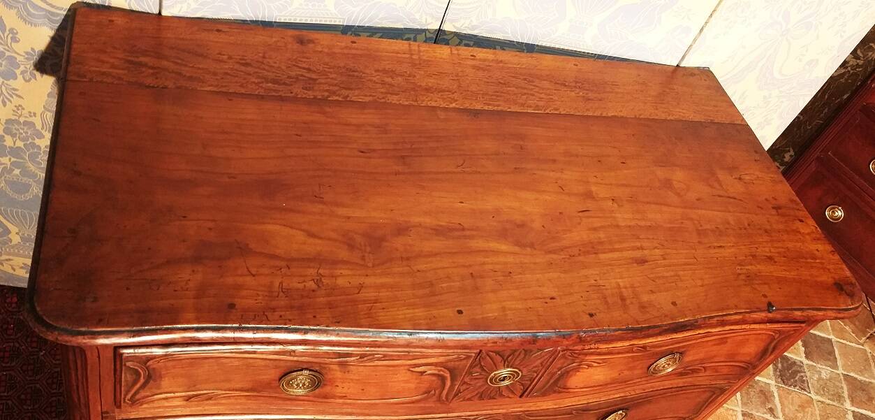 18th century Provençal chest of drawers