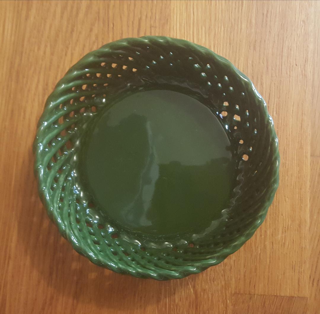 Vintage pocket empty cup in green braided ceramic basket style