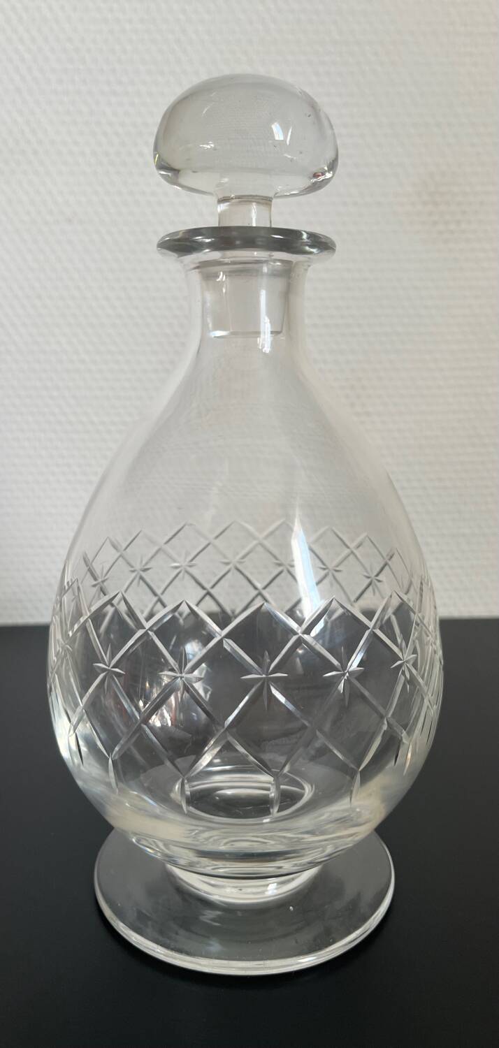 Carafe en verre ciselé