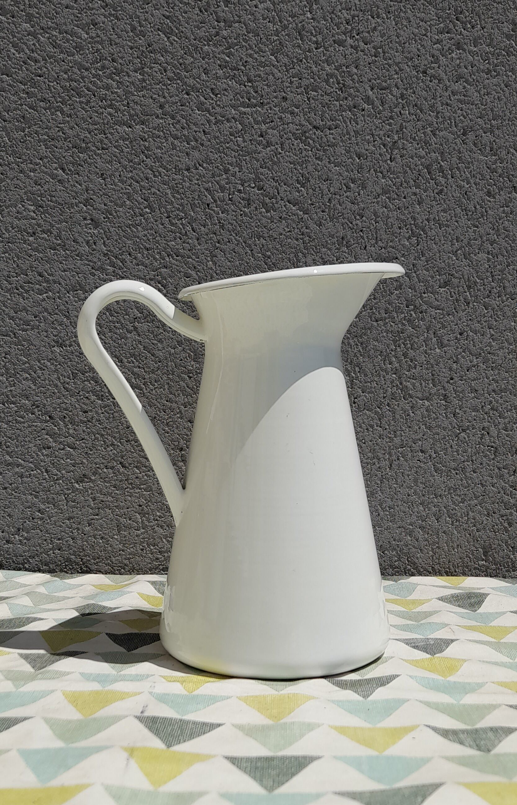 Broc in white enamelled sheet metal