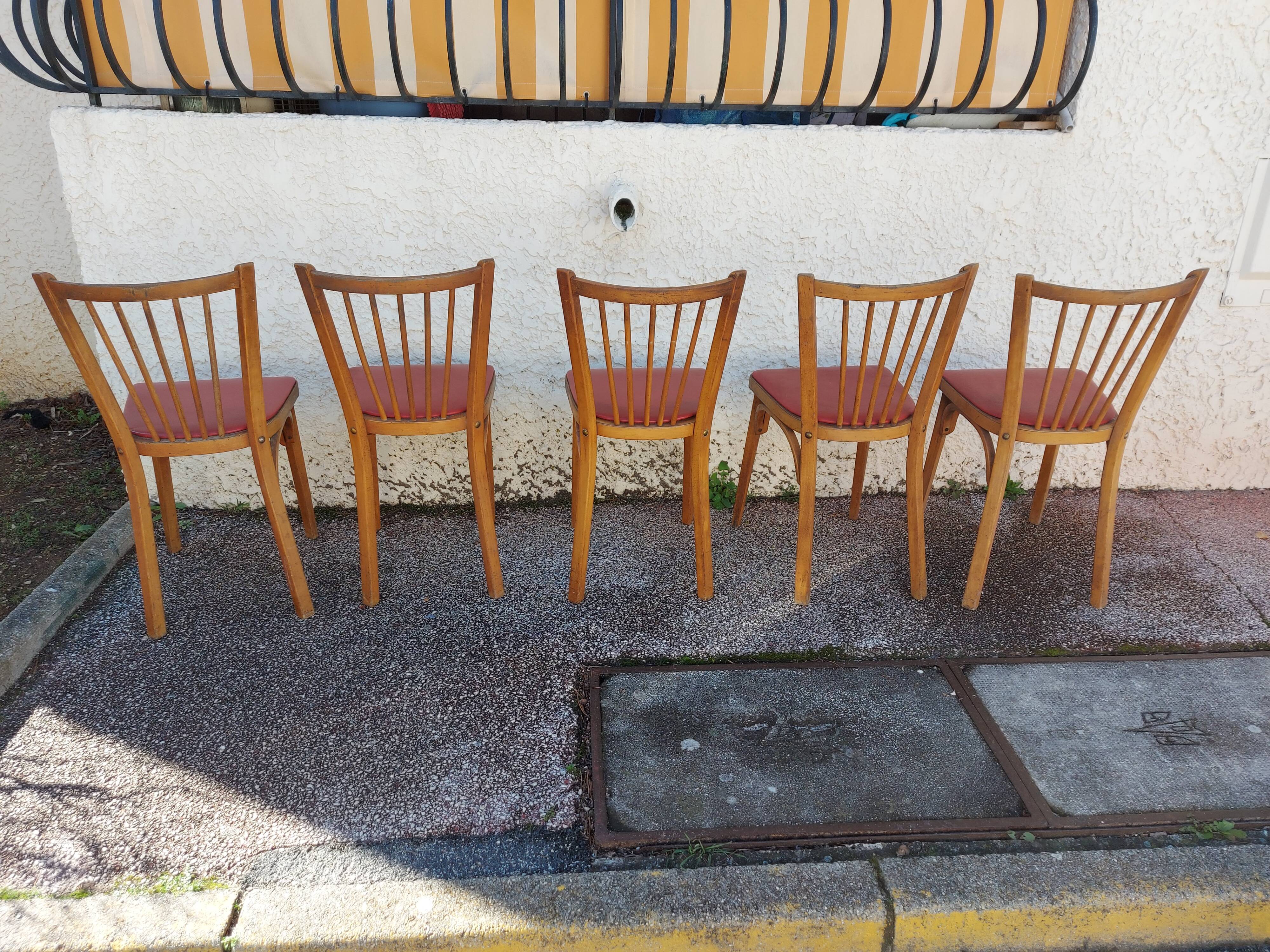 Lot de 5 chaises baumann en hêtre et simili cuir rouge 1950