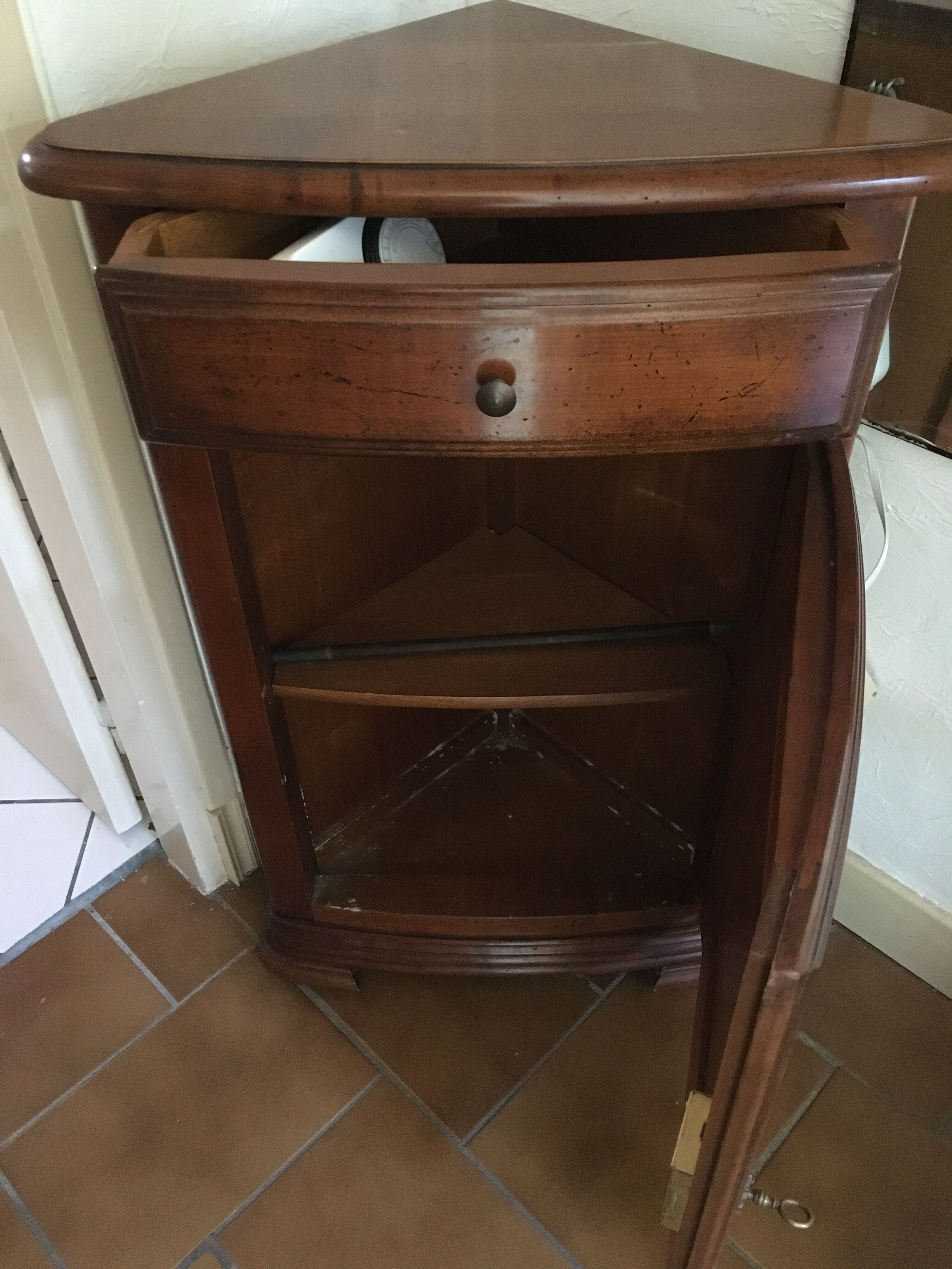 Corner cabinet
