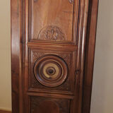 Armoire en bois massif sculptée