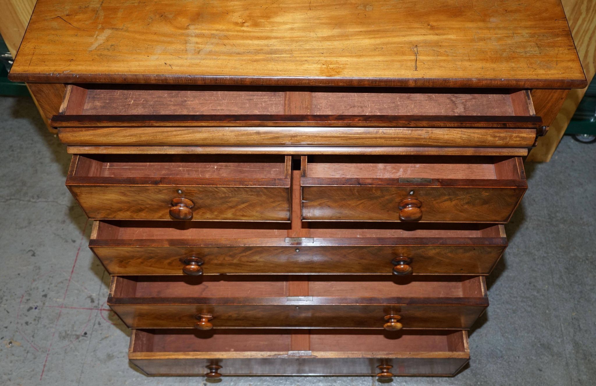 Commode en bois dur flammé victorien XIXe siècle avec tiroir caché