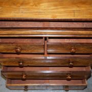 Commode en bois dur flammé victorien XIXe siècle avec tiroir caché