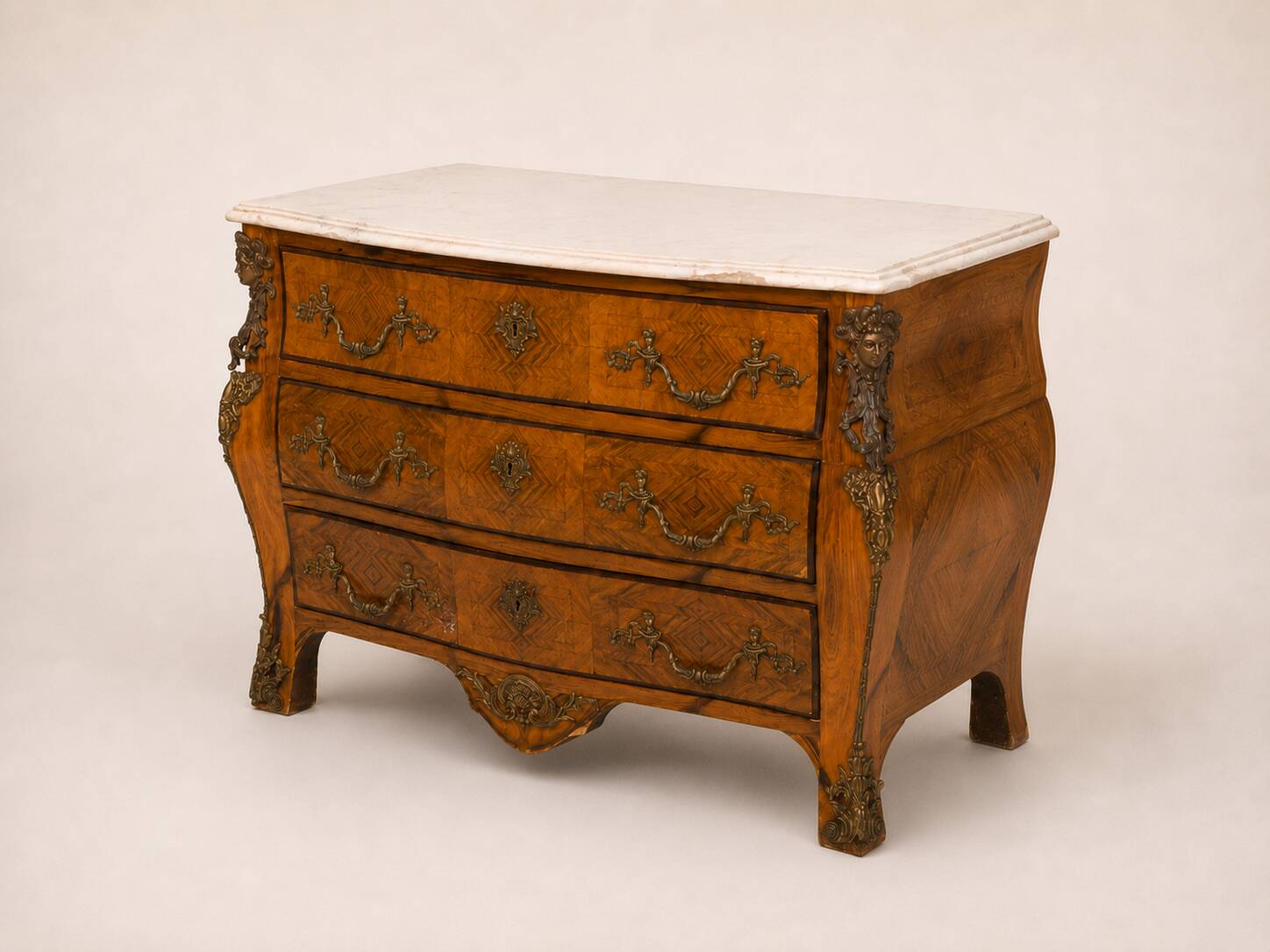 Commode galbée de style Louis XV - Europe, XXe siècle