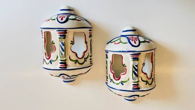 2 Vintage ceramic wall lights