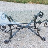Table basse des années 70 en fer forgé plateau en verre bec de corbin