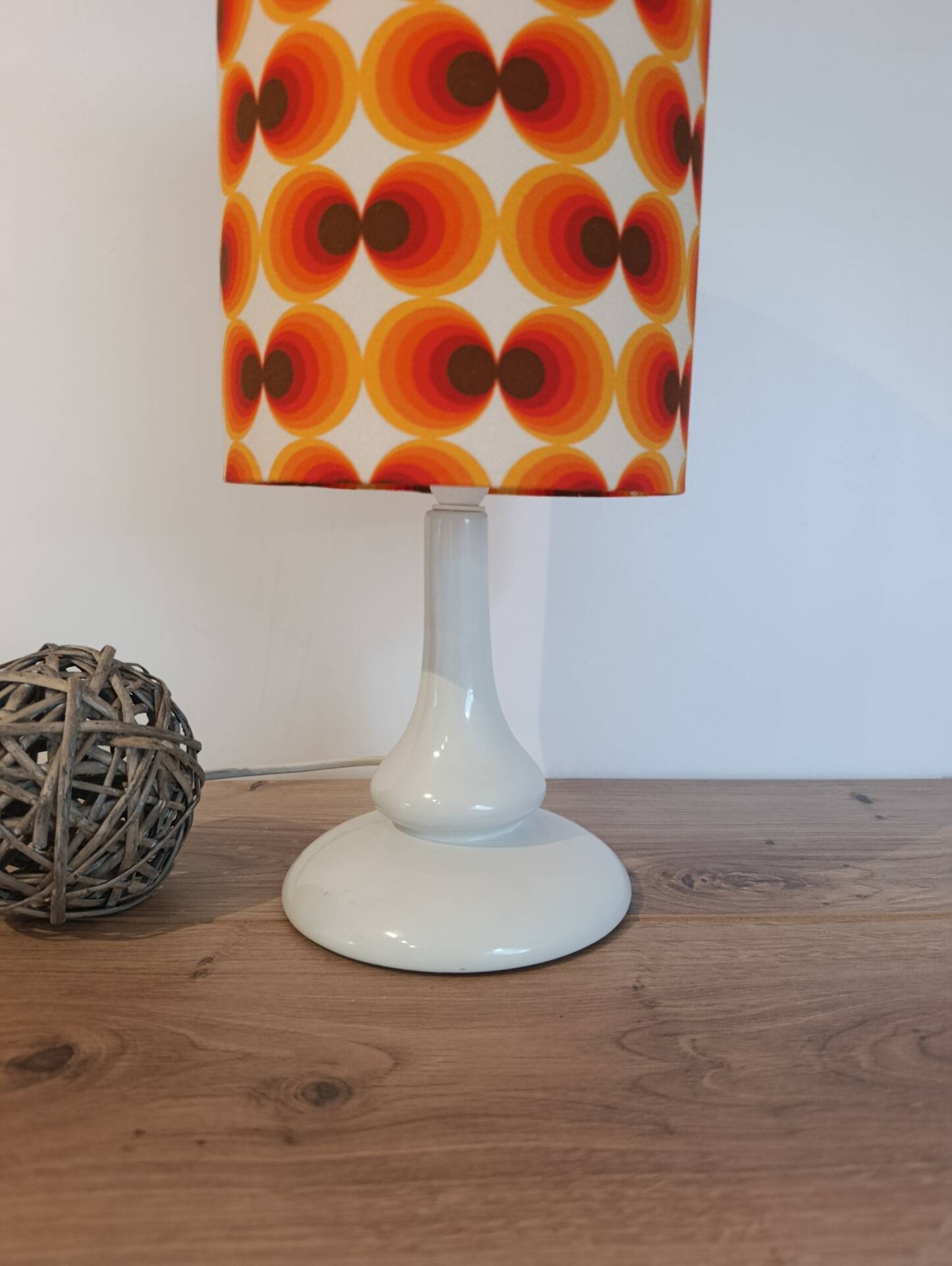 Table lamp in a seventies style | orange psychedelic round lampshade
