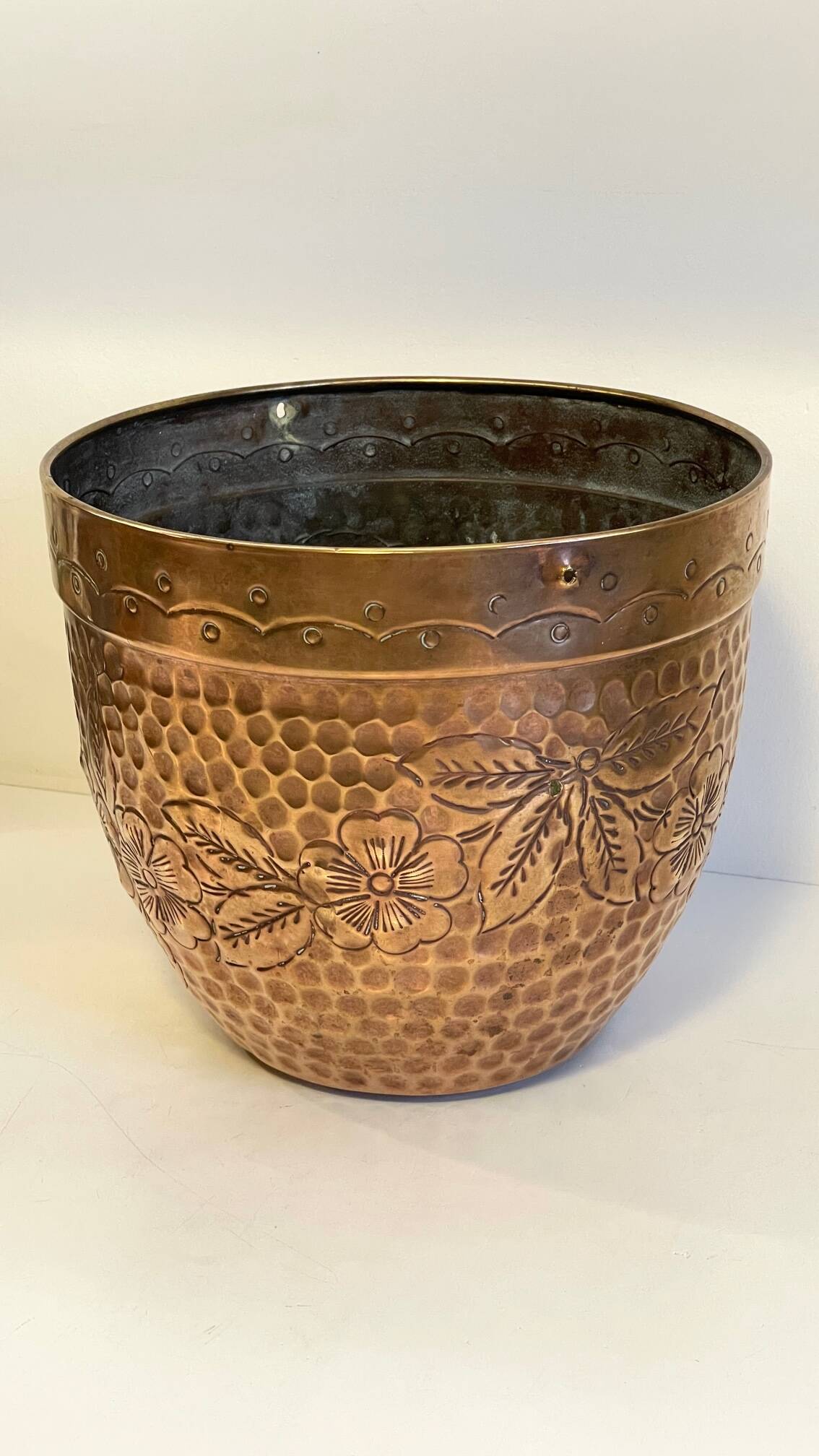 Large planter by villedieu in brass 1970s - 1980s