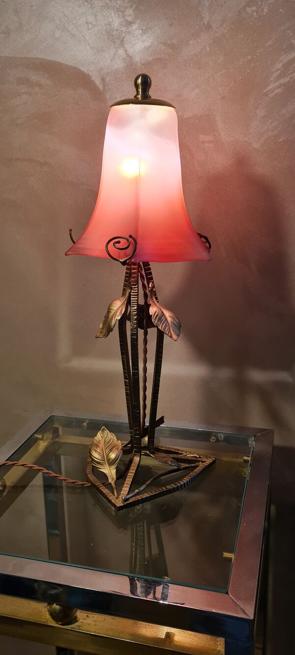Lampe fer forgé de 1920 a 30, avec patine or avec tulipe rose 39x16