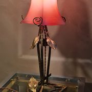 Wrought iron lamp from 1920 to 30, with gold patina with pretty pink tulip 39x16