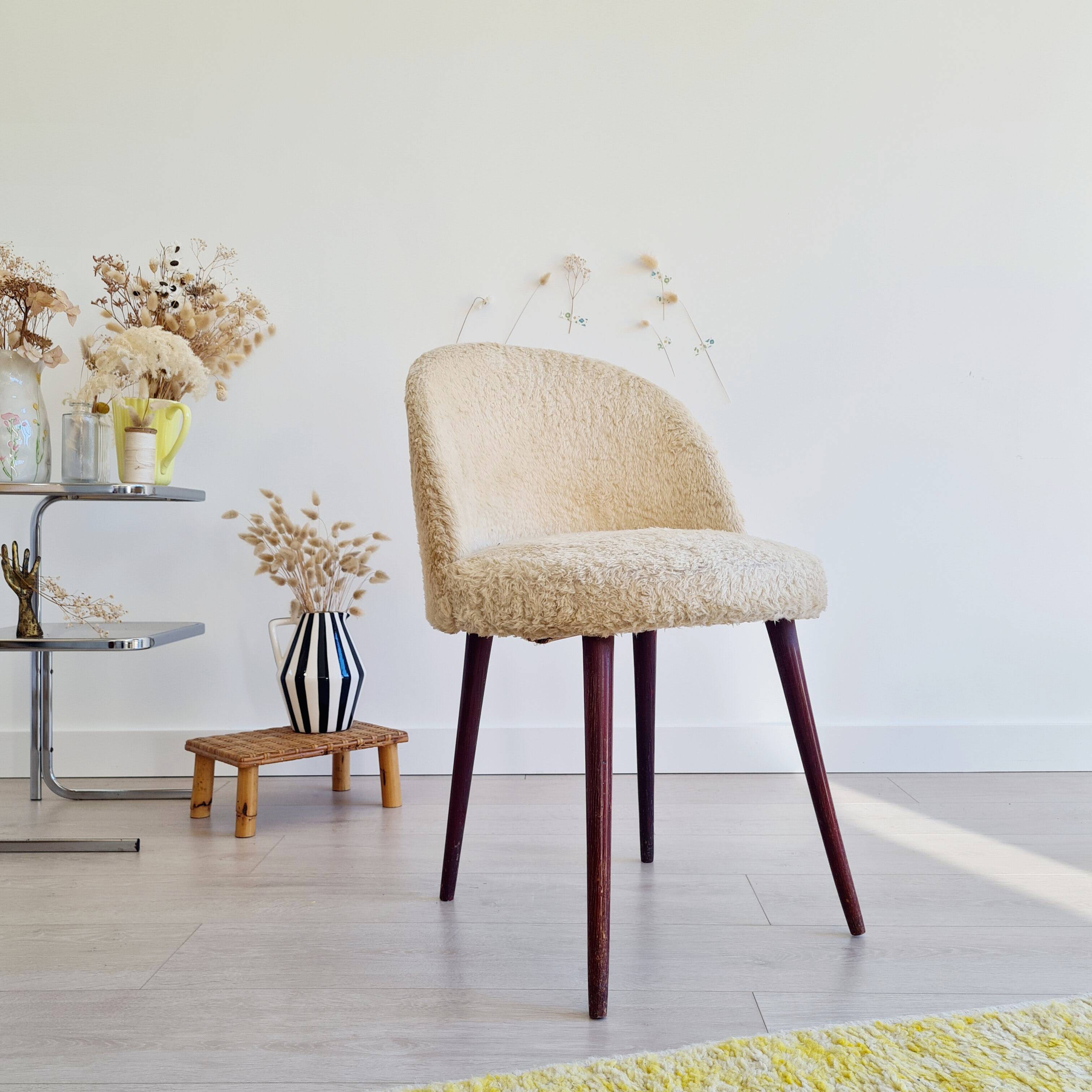 Chaise moumoute tonneau vintage pieds compas