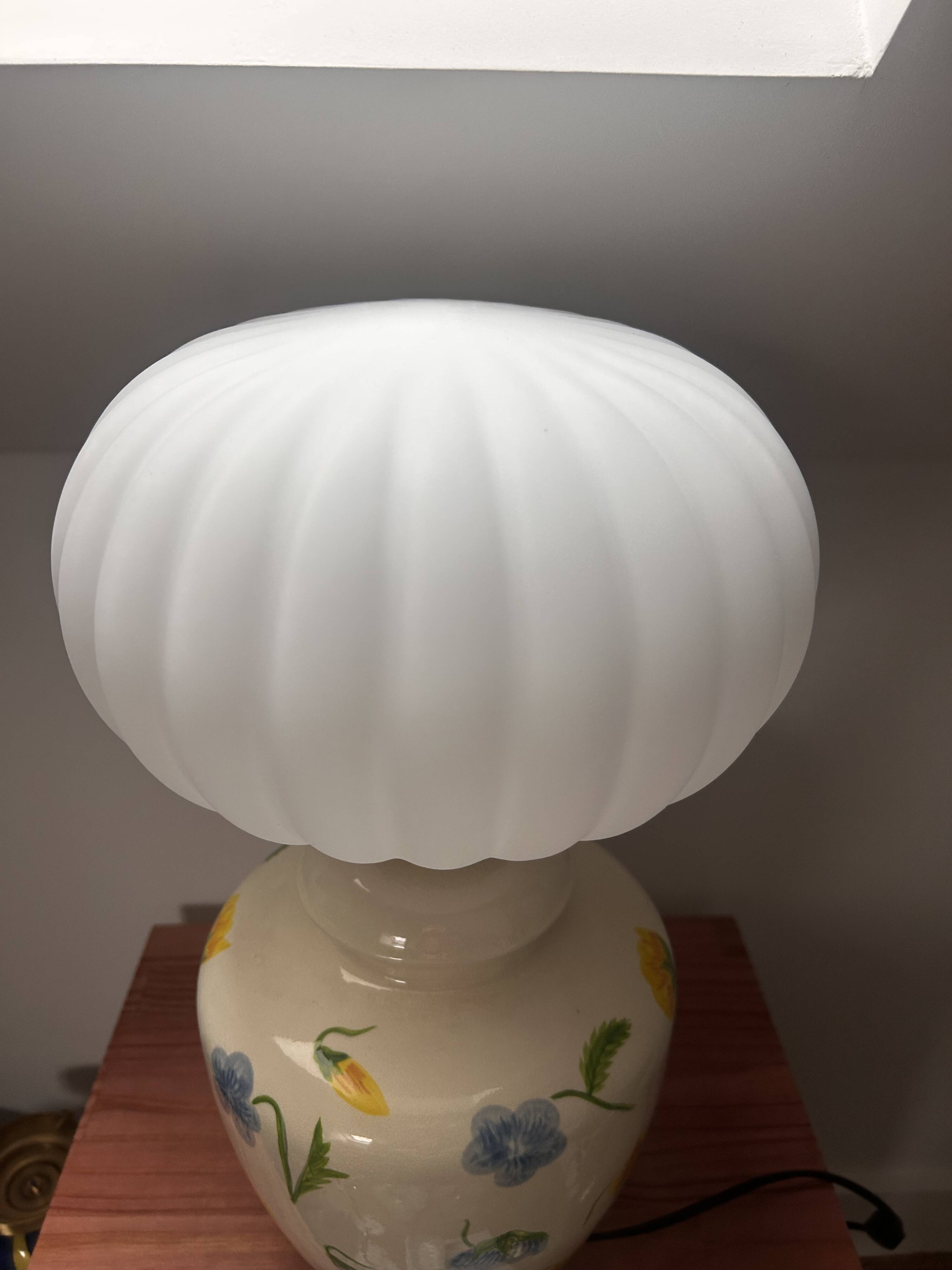 Lampe à poser fleurs en céramique globe plissé