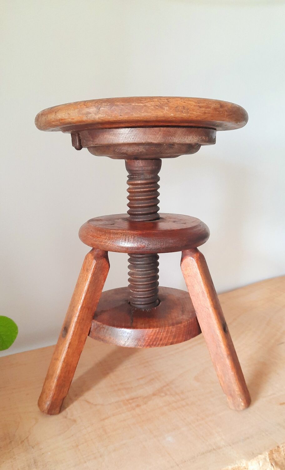 Screw tripod stool