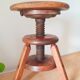 Tabouret tripode à vis