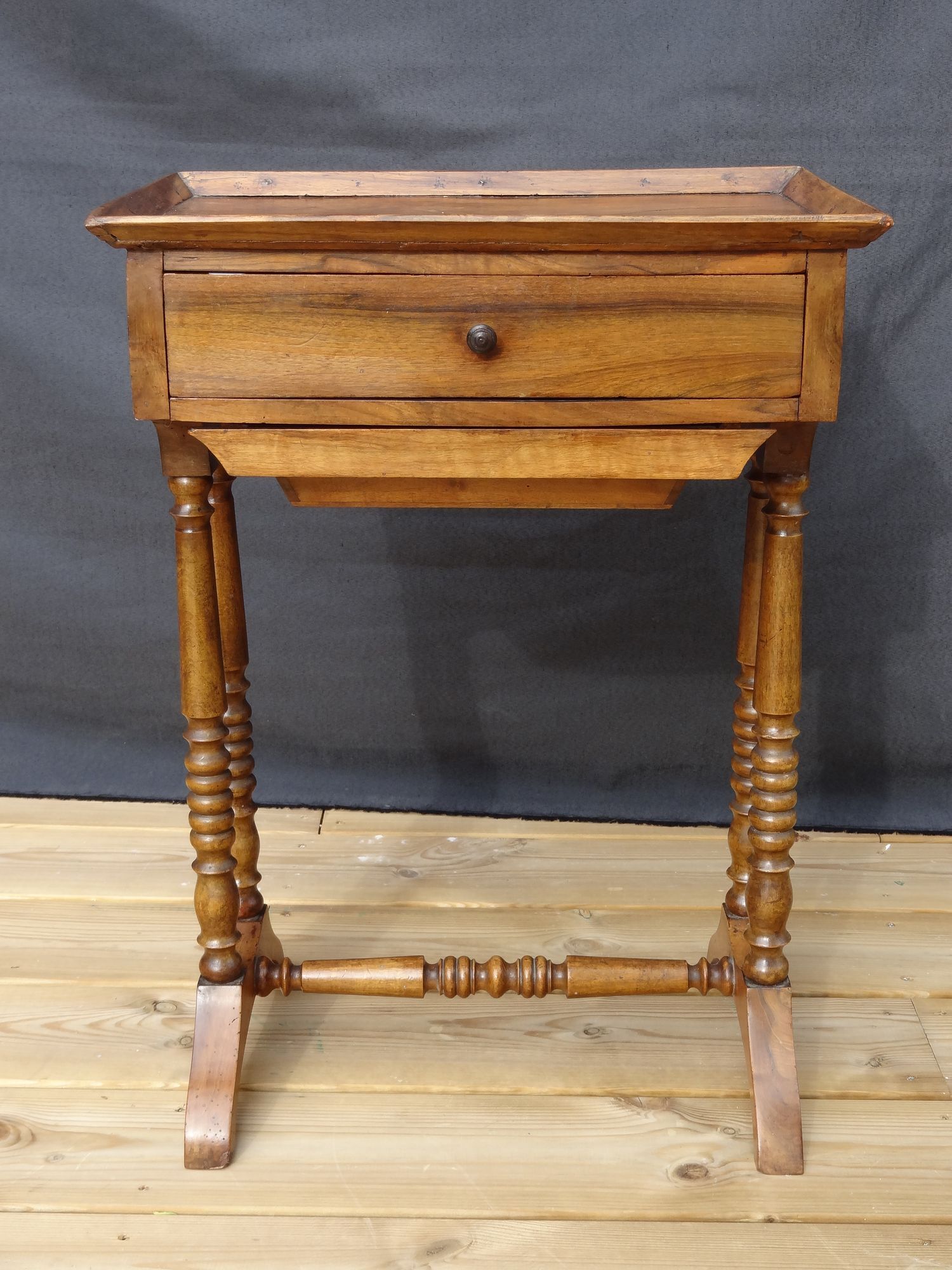 Walnut work table with two drawers, early nineteenth, 46 x 65 cm