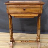 Table d'ouvrage en noyer à deux tiroirs, début XIXème, 46 x 65 cm