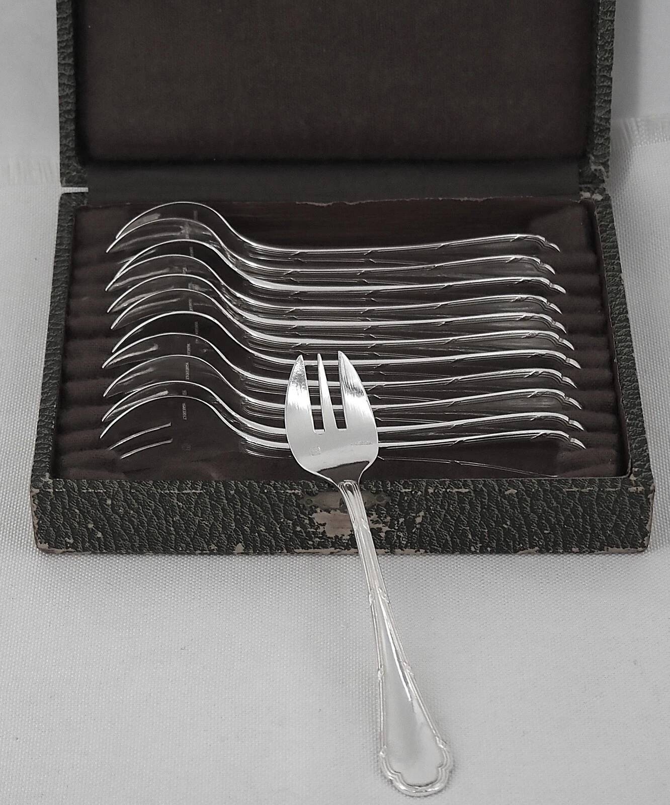 Ercuis Trianon, Rubans, 12 silver-plated oyster forks, excellent condition.
