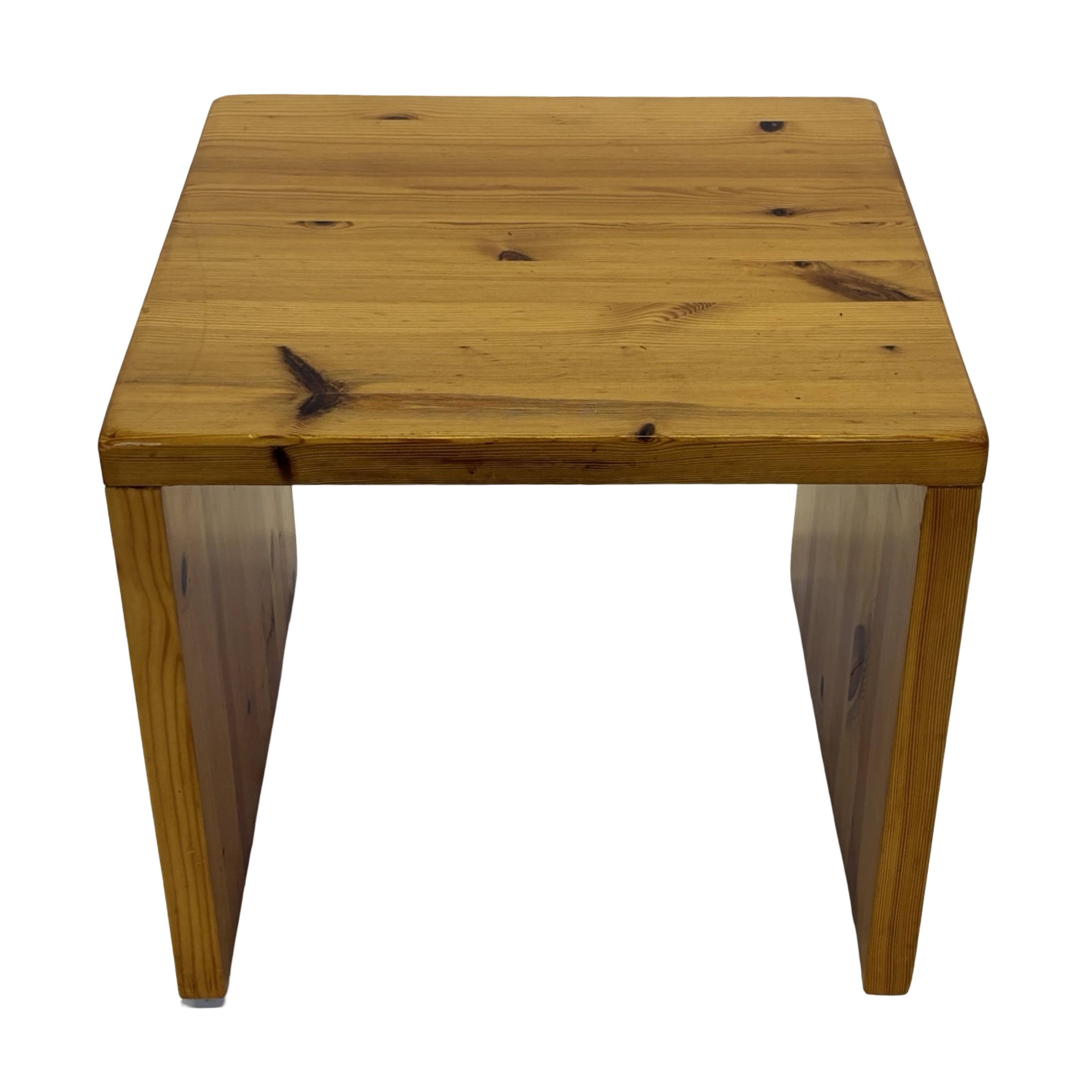 Vintage side table in Pine wood 1970s small table