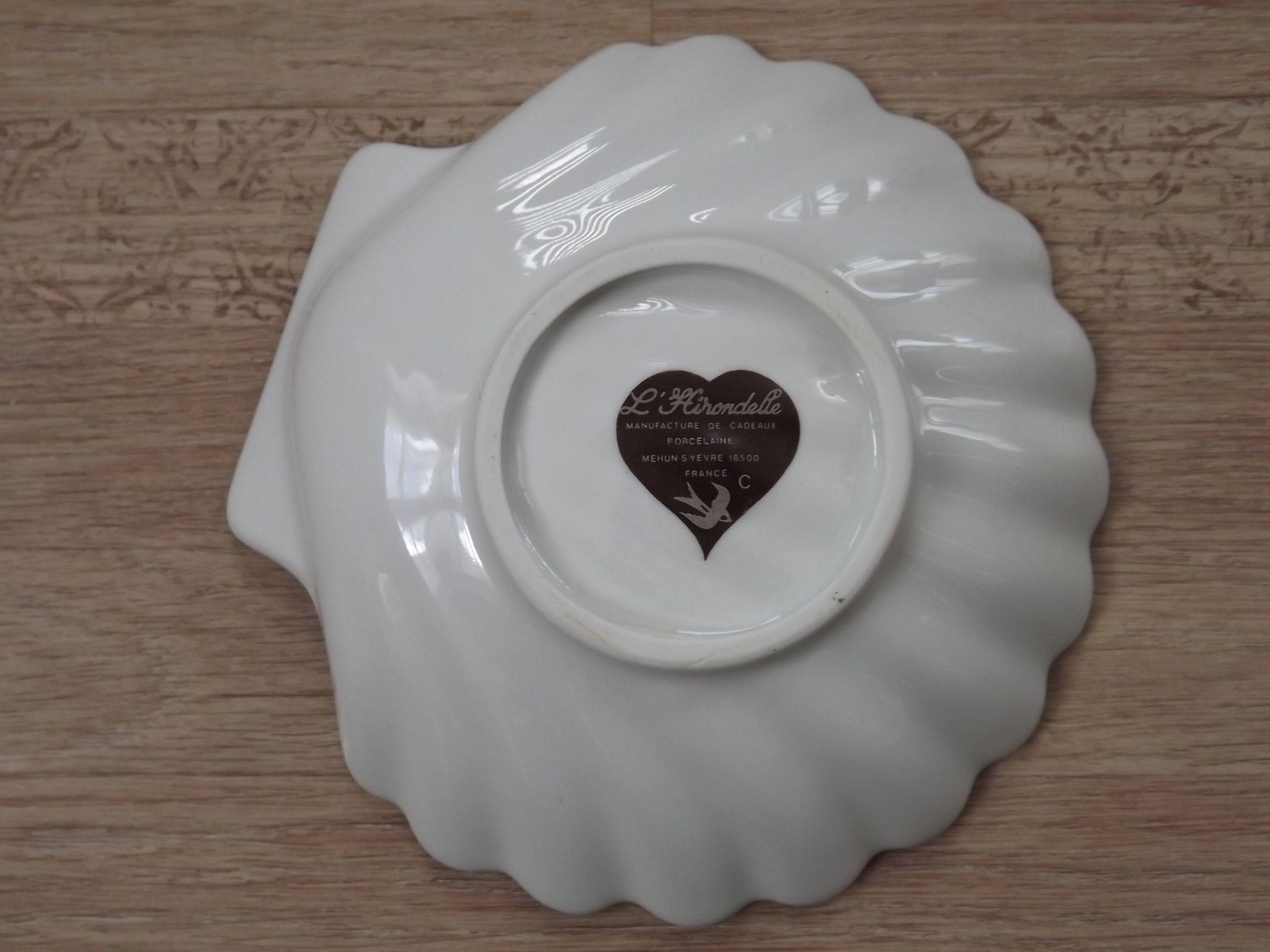 Serving bowls in l'hirondelle scallop shell in a basket 4851