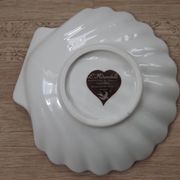Serving bowls in l'hirondelle scallop shell in a basket 4851