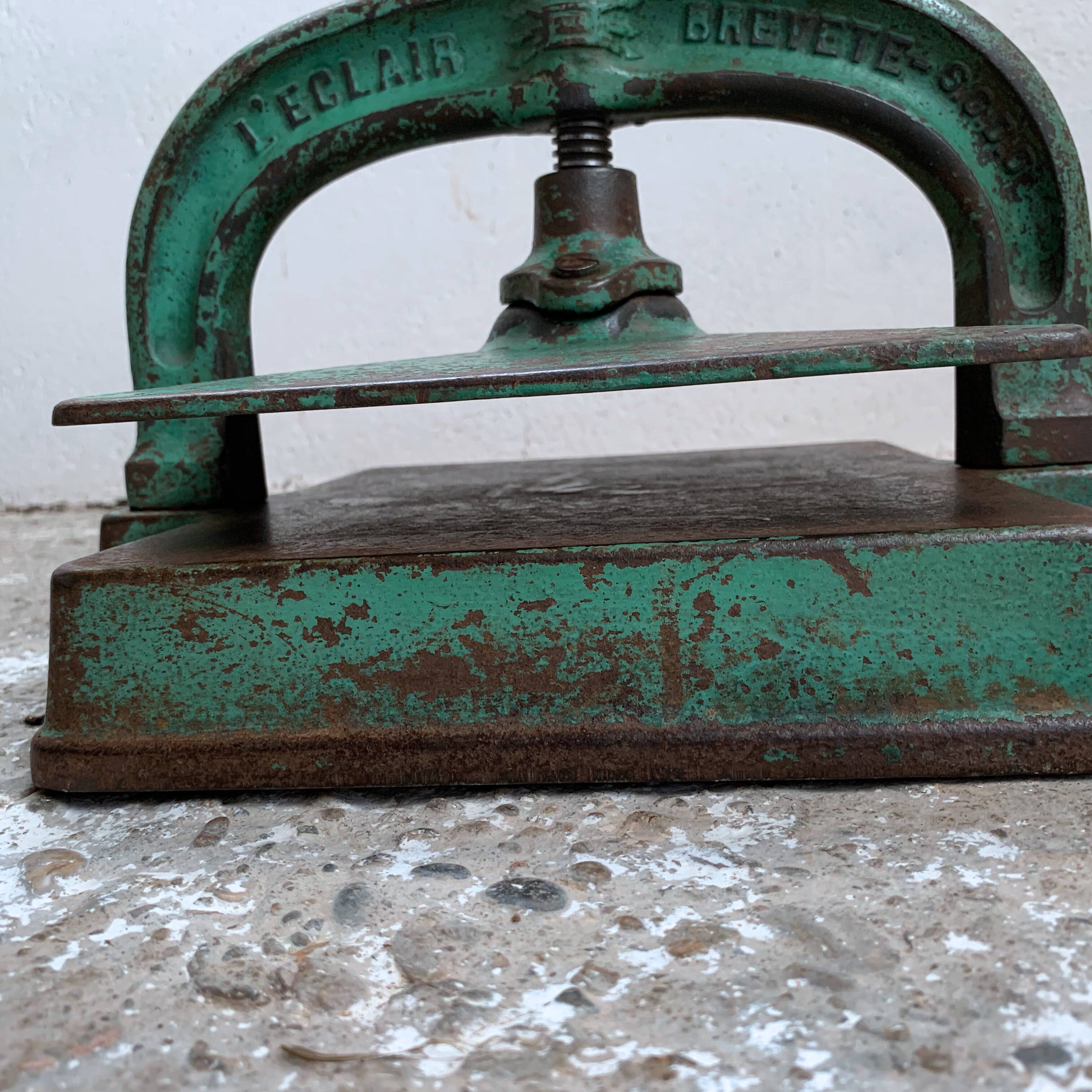 Cast-cast printing press to be linked