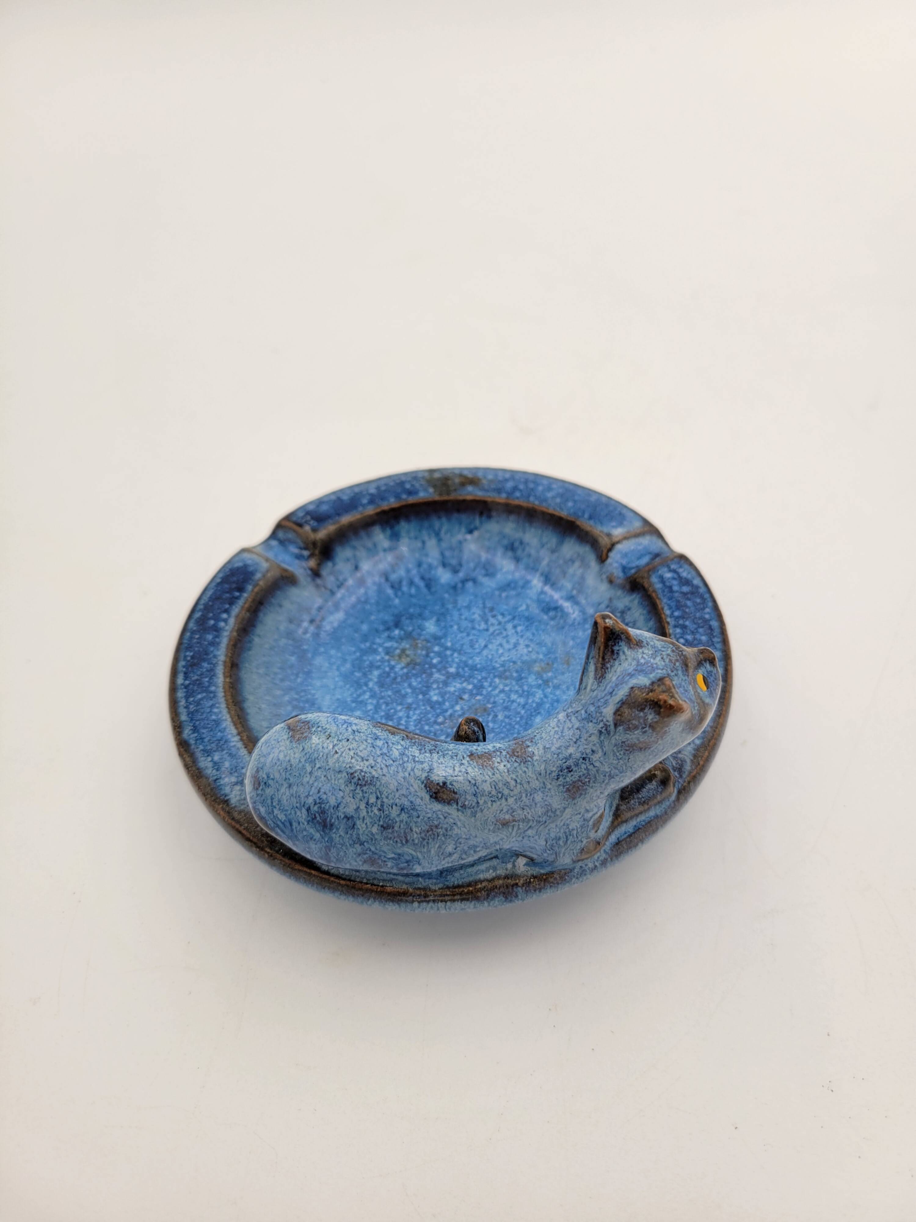 Blue cat ashtray lying down