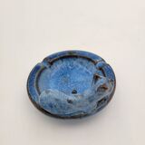 Blue cat ashtray lying down